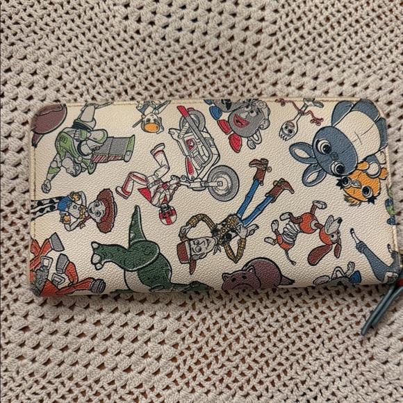 Dooney Bourke - Picture 3 of 5